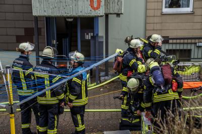 Stuttgart Neugereut: Kellerbrand in Hochhaus fuehrt zu Feuerwehrgrosseinsatz